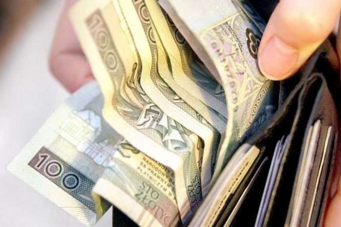 Myślał, że pomaga policji. Dał 50 tys. zł oszustom Myślał, że pomaga policji. Dał 50 tys. zł oszustom