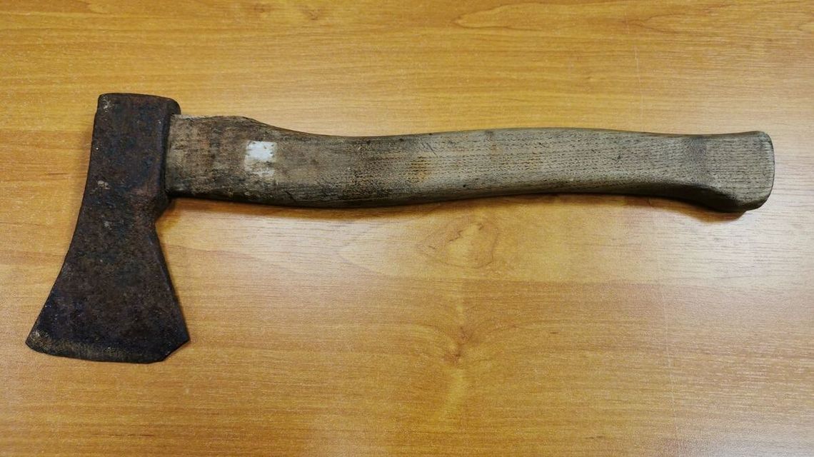 Myślał, że uwięzili jego dziewczynę. Złapał za siekierę