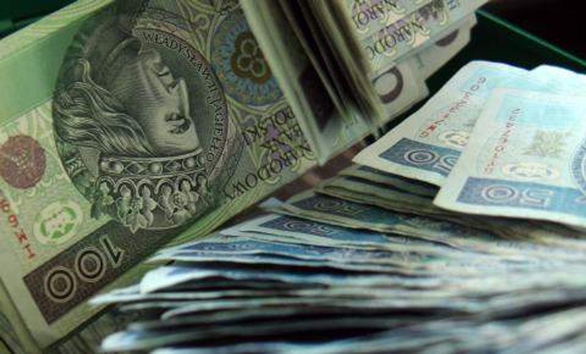 Myślała, że pomaga rodzinie, straciła 10 tys. zł Myślała, że pomaga rodzinie, straciła 10 tys. zł