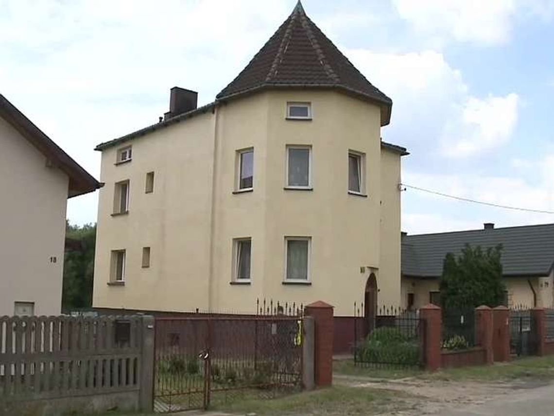 Myszków: Piętnastomiesięczne dziecko wypadło z okna na wysokości 2 piętra