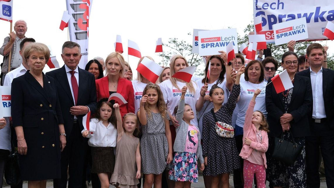 Mżawka im nie straszna, bo był z nimi Sprawka. Wiec poparcia dla kandydata Zjednoczonej Prawicy na senatora z Lublina (zdjęcia)