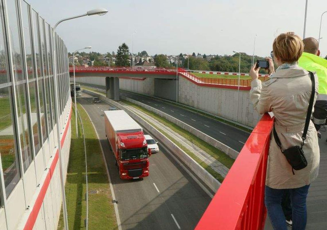 Na al. Solidarności ograniczenie do 60 km/h. Bo jest za głośno