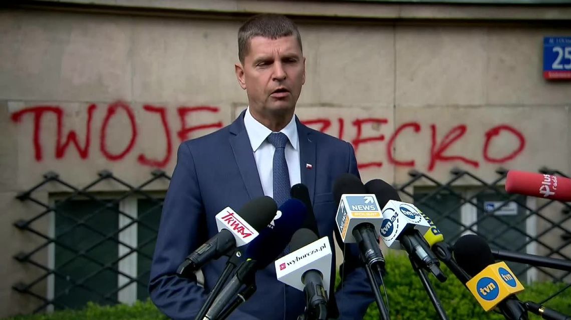 Na budynku MEN pojawiło się hasło "twoje dziecko LGBT+" i imiona młodych osób LGBT, które popełniły samobójstwo Na budynku MEN pojawiło się hasło "twoje dziecko LGBT+" i imiona młodych osób LGBT, które popełniły samobójstwo