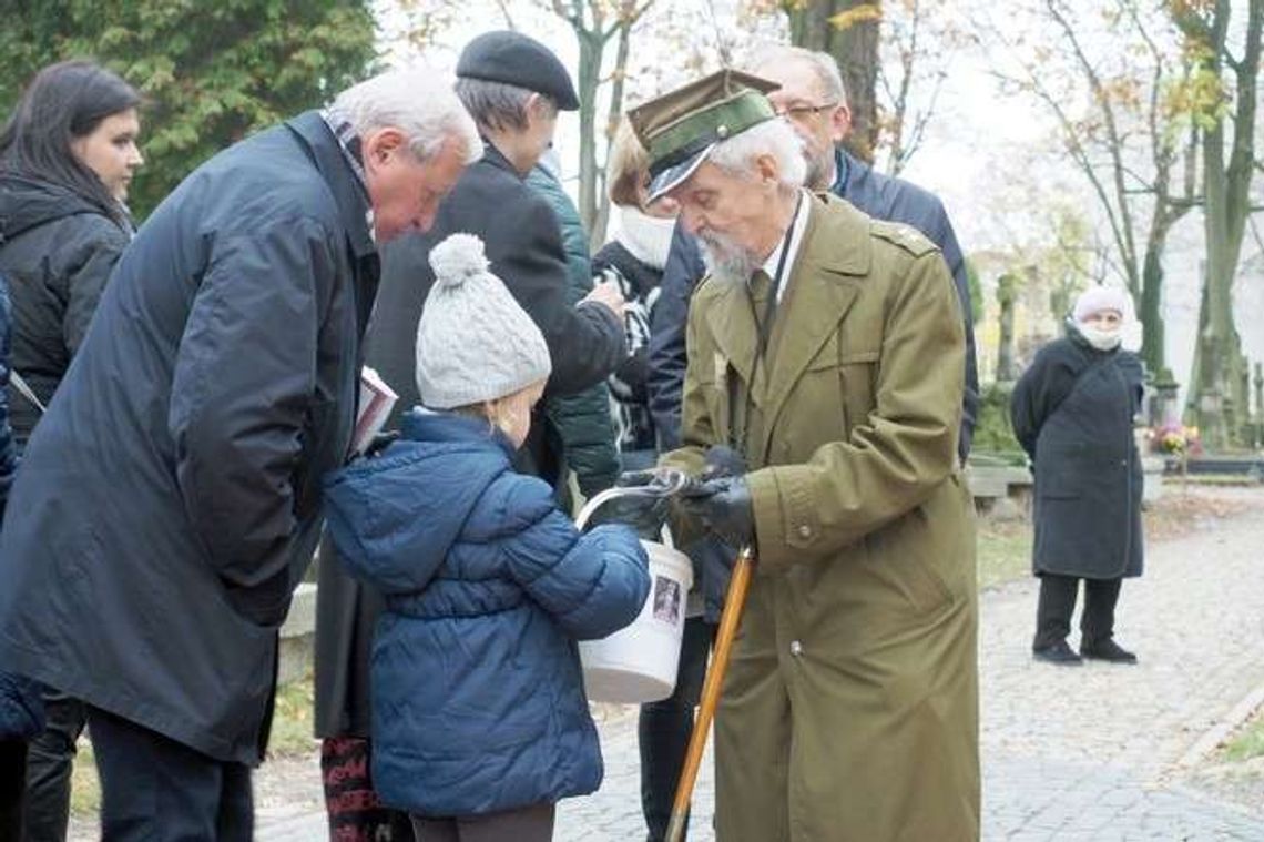 Na cmentarzach ciasno od puszek. Zrezygnują ze zbiórki na zabytkowe nagrobki? Na cmentarzach ciasno od puszek. Zrezygnują ze zbiórki na zabytkowe nagrobki?