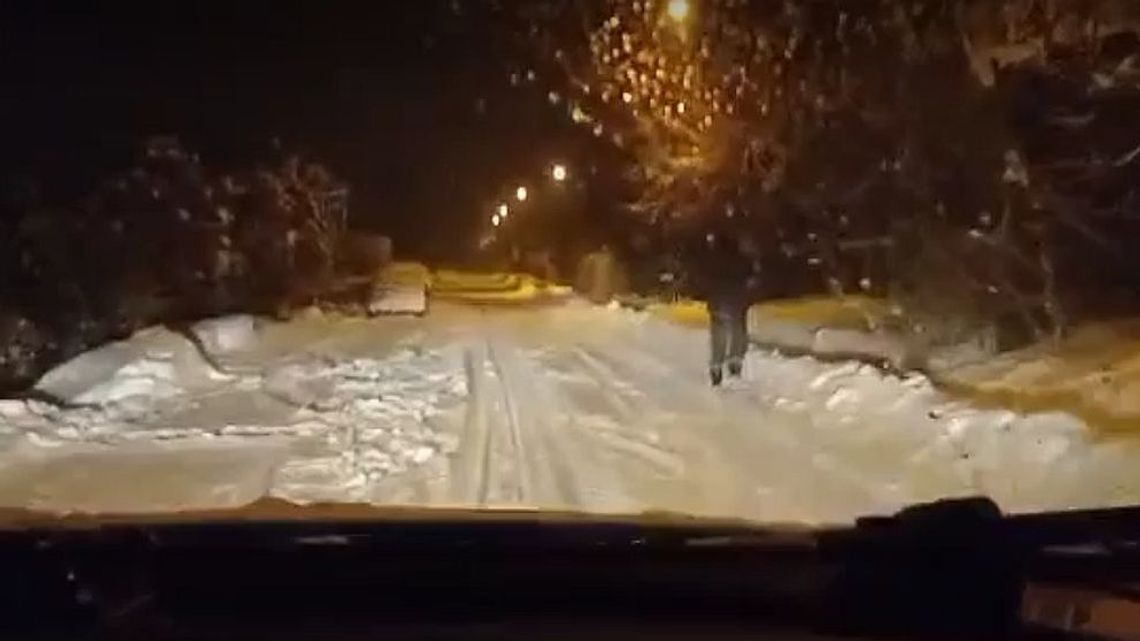 Na drogach śnieg, pod śniegiem lód. Trudne warunki jazdy w regionie [wideo]