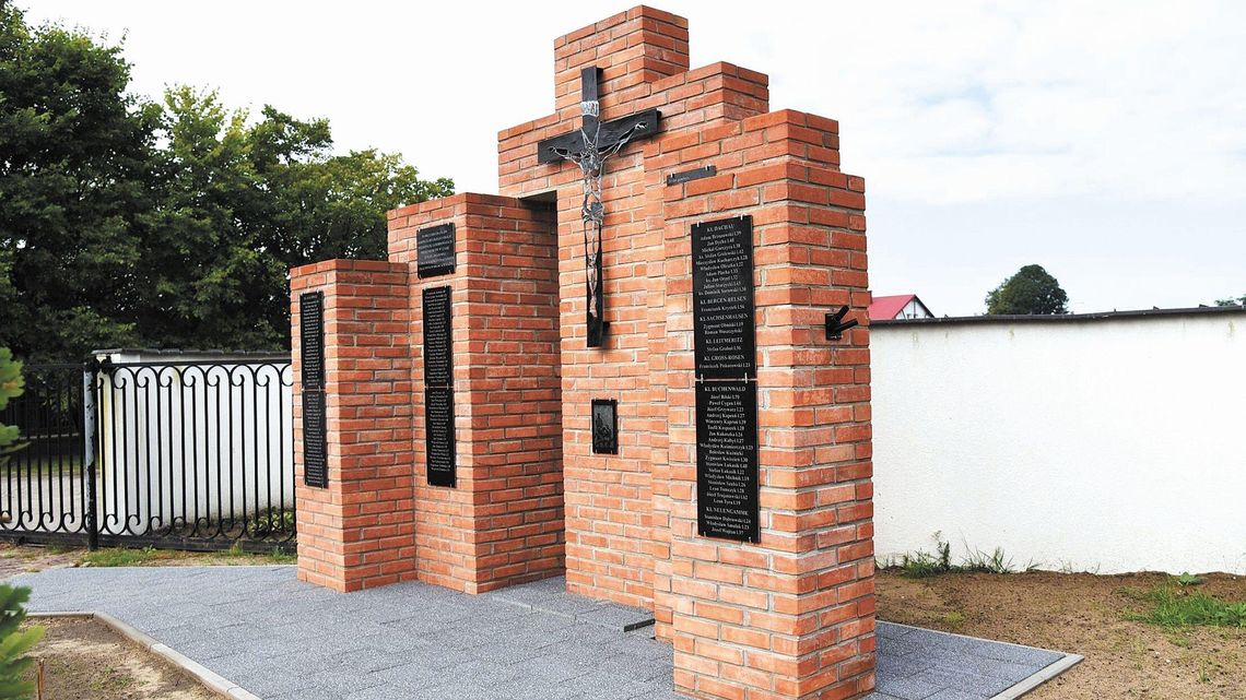 Na epitafium znalazły się imiona i nazwiska 199. mieszkańców Janowa Lubelskiego i powiatu janowskiego