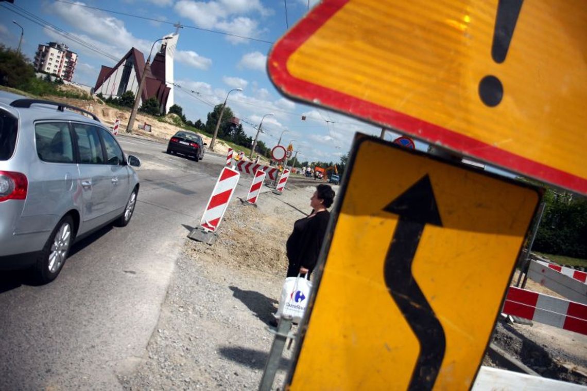 Na Filaretów wąsko, coraz węziej. Kierowcy narzekają, drogowcy przyspieszają 