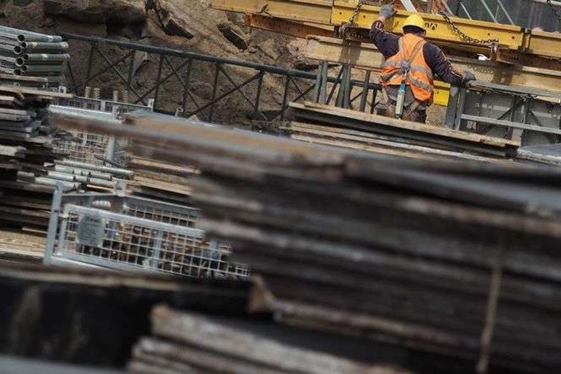 "Na głowę spadł mi kawał gruzu". Stażysta ranny na budowie, przedsiębiorca ma problemy