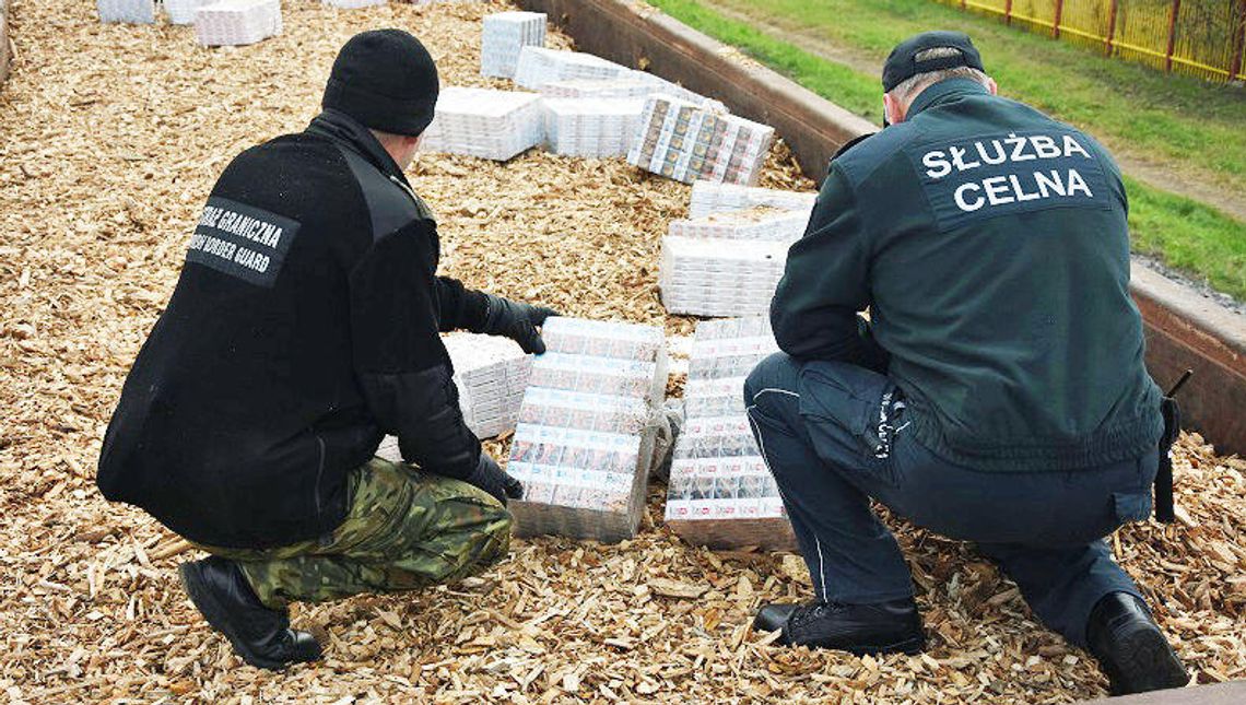 Na granicy zatrzymano przemyt papierosów wartych ponad 170 tys. zł. Były ukryte pod zrębką Na granicy zatrzymano przemyt papierosów wartych ponad 170 tys. zł. Były ukryte pod zrębką