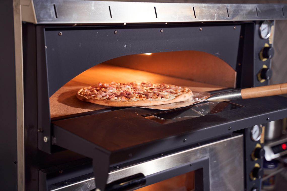 Na jakie parametry techniczne zwrócić uwagę, wybierając profesjonalny piec do pizzy?