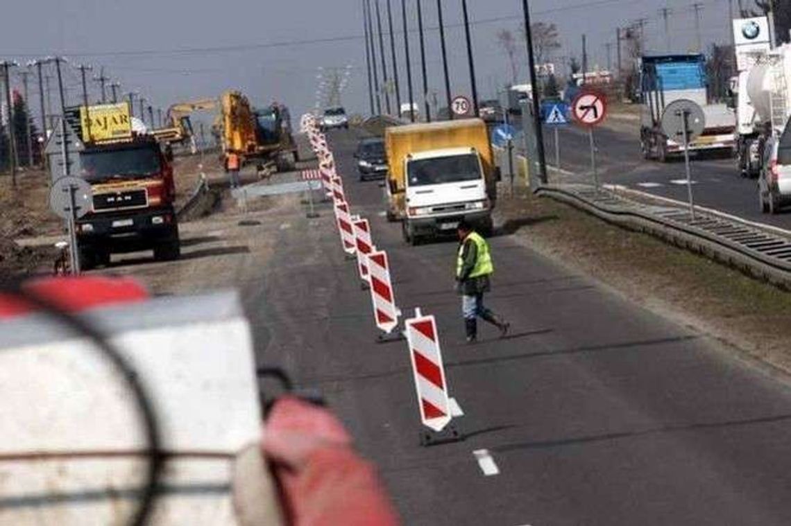 Na jezdni siedział mężczyzna. Przejechał go walec drogowy