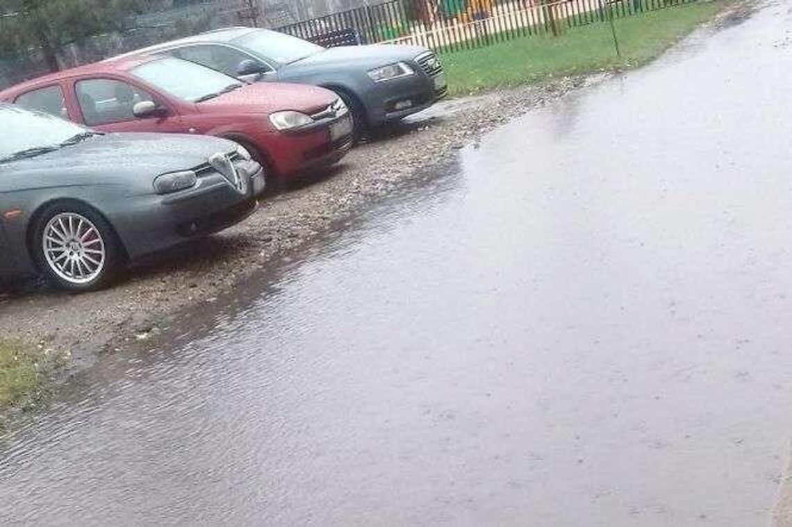 Na lekcje w kaloszach. Rodzice skarżą się na ogromną kałużę