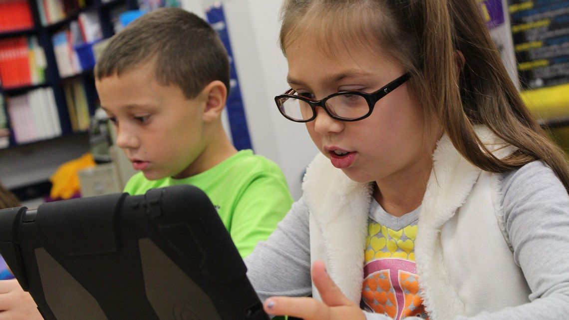 Na Lubelszczyźnie jest ponad 6 tys. wykluczonych cyfrowo dzieci. Marszałek kupuje im tablety, ale dla wszystkich nie wystarczy