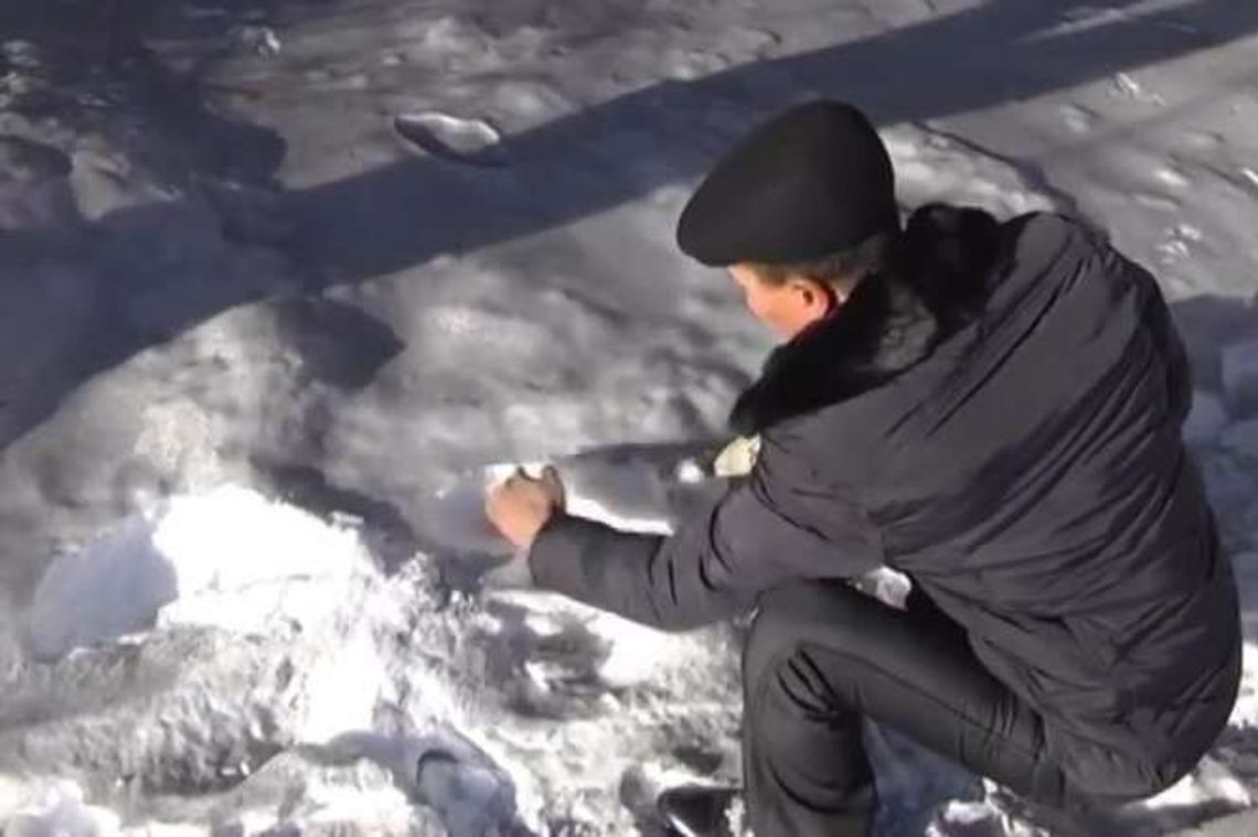 Na miasto spadł czarny śnieg. Dzieci wracające do domu są pokryte pyłem