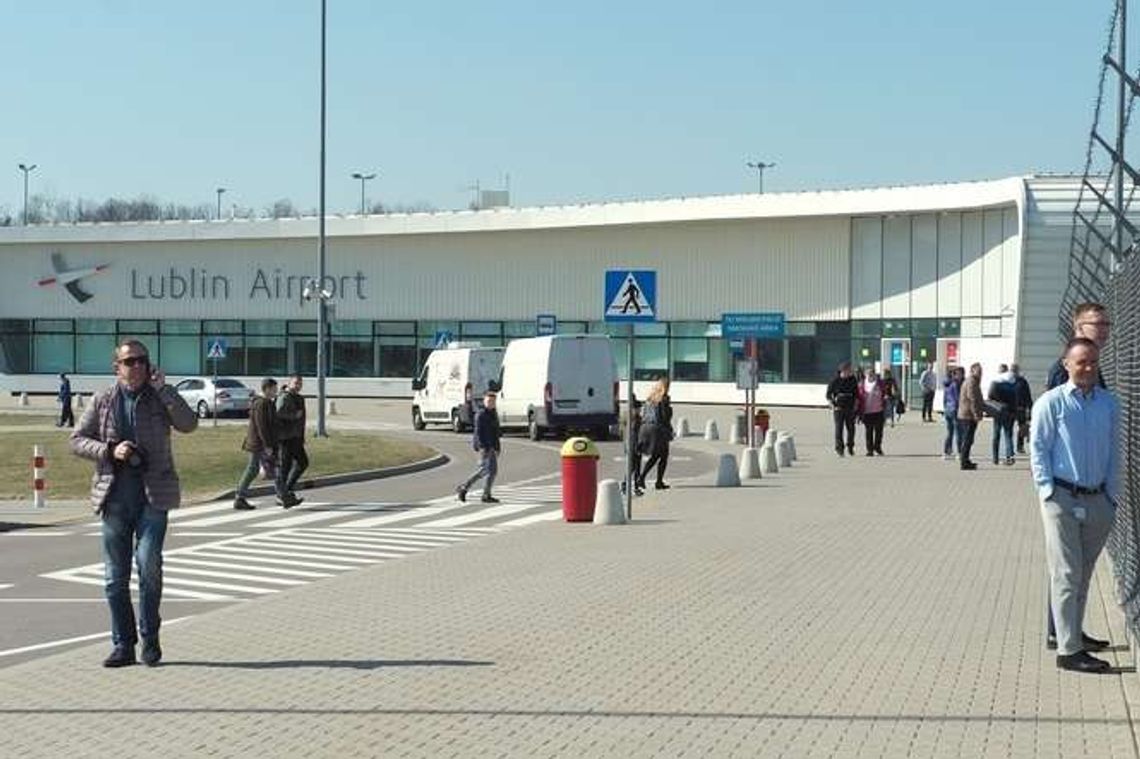 Na modlitwę na lotnisku pociągiem za złotówkę