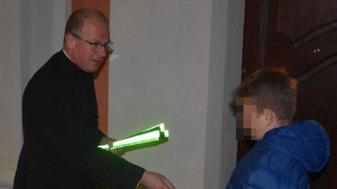 Na mszy nie tylko kazanie. Wierni dostali odblaski od księdza 
