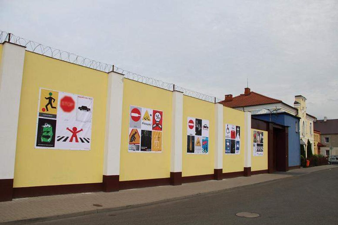 Na murach więzienia pojawiły się plakaty znanych artystów