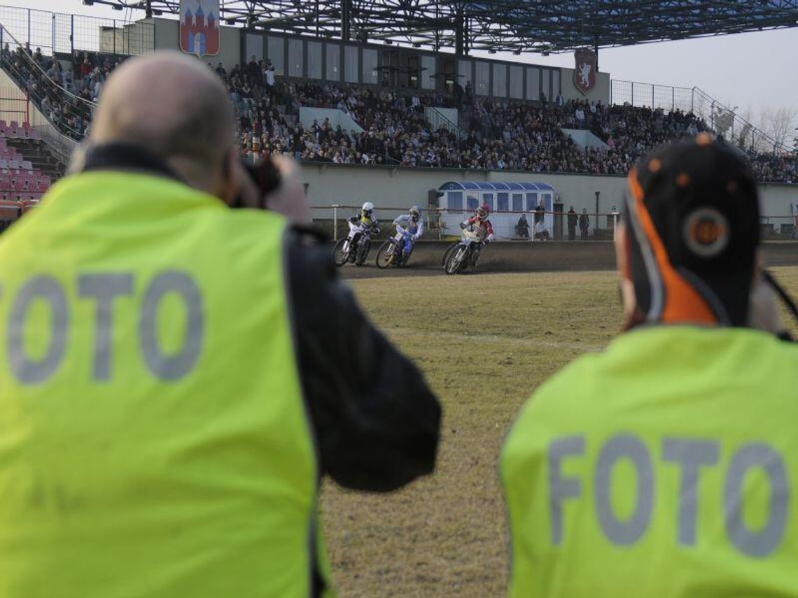 Na murawę stadionu żużlowego tylko w białej koszuli i ciemnych spodniach