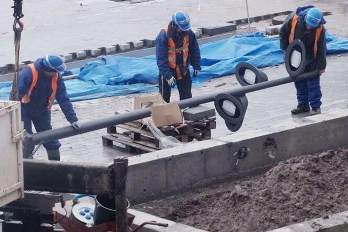 Na nowym deptaku w Lublinie stawiają już latarnie. Potem czas na ławki na pl. Litewskim Na nowym deptaku w Lublinie stawiają już latarnie. Potem czas na ławki na pl. Litewskim