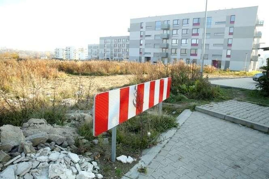 Na obu końcach ulicy asfalt, a pośrodku błoto. Miasto: Drogi na nowe osiedla powinni budować deweloperzy