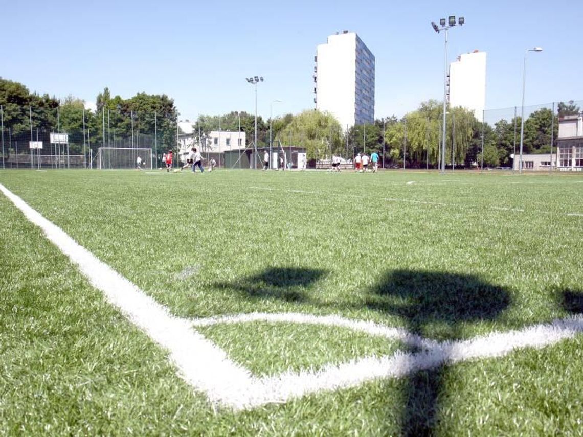 Na Orliku w Lublinie grają firmy, dzieci czekają Na Orliku w Lublinie grają firmy, dzieci czekają