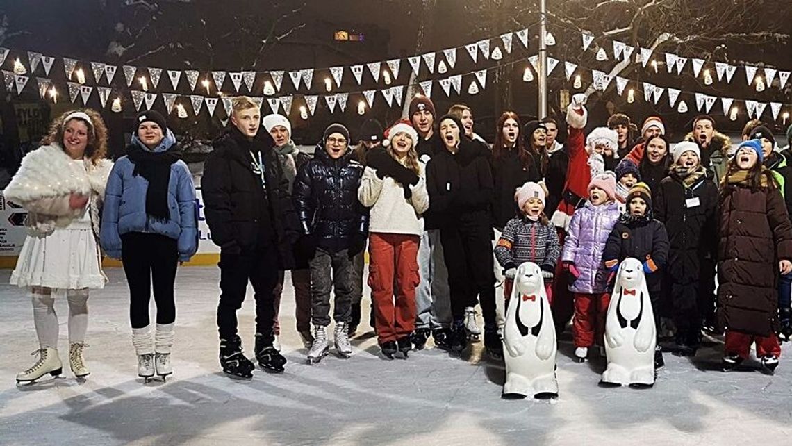 Na otwarcie przyszły tłumy. Do końca miesiąca lodowisko jest za darmo