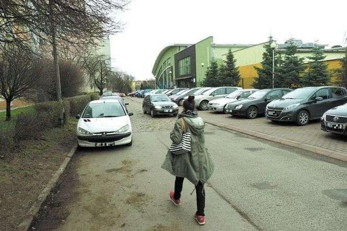 Na parkingi wystarczyło miejsca, ale na chodniki już nie Na parkingi wystarczyło miejsca, ale na chodniki już nie