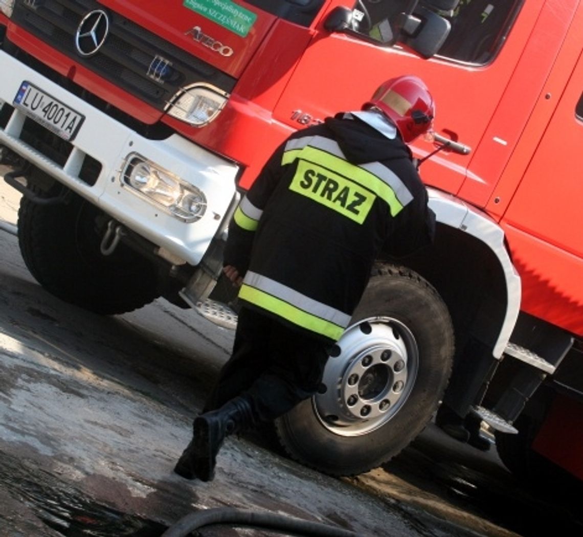 Na parkingu w centrum miasta płonął land rover Na parkingu w centrum miasta płonął land rover