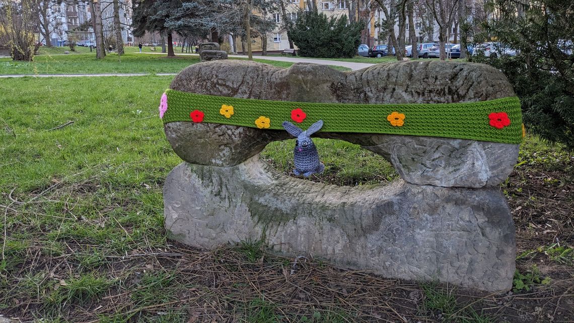 Na pierwszy rzut oka to Wielkanoc, ale lubelskie osiedle włóczka zdobi z innego powodu Na pierwszy rzut oka to Wielkanoc, ale lubelskie osiedle włóczka zdobi z innego powodu