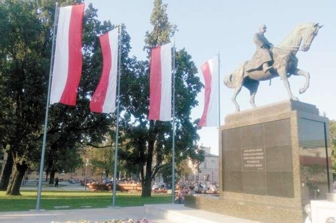 Na pl. Litewskim obchody przy barwach Monako? Miasto nie wymieni obrotowych masztów Na pl. Litewskim obchody przy barwach Monako? Miasto nie wymieni obrotowych masztów