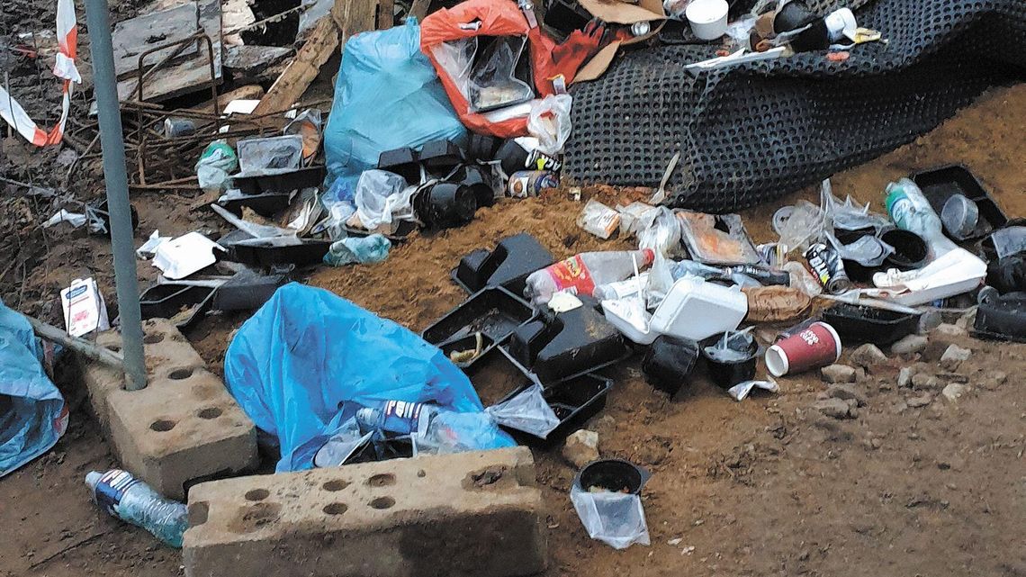 "Na placu budowy panuje straszny bałagan". Budują wiadukt, ale śmiecić nie powinni