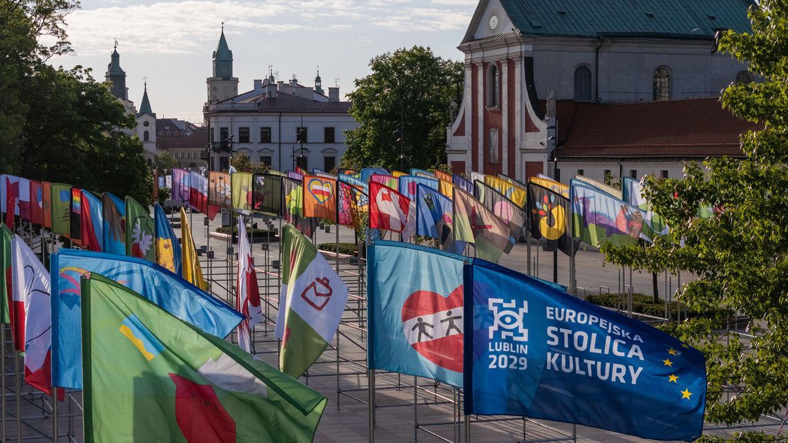 Na placu Litewskim zrobiło się kolorowo od flag