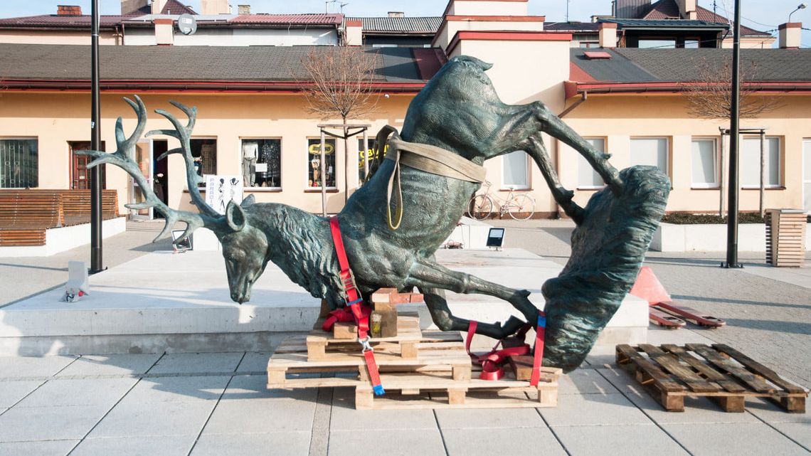Na placu w Parczewie były drzewa. Teraz są betonowe płyty i jeleń za 200 tys. zł Na placu w Parczewie były drzewa. Teraz są betonowe płyty i jeleń za 200 tys. zł
