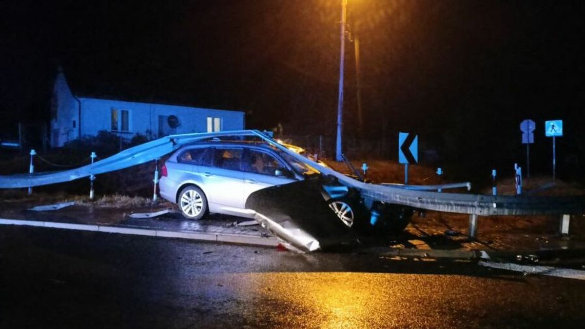 Na podwójnym gazie uderzył w barierę energochłonną Na podwójnym gazie uderzył w barierę energochłonną