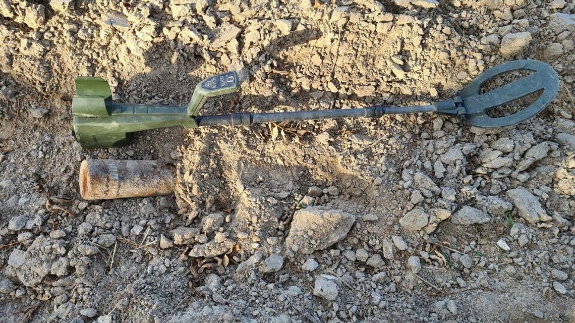 Na polu natrafił na pocisk artyleryjski z czasów II wojny światowej