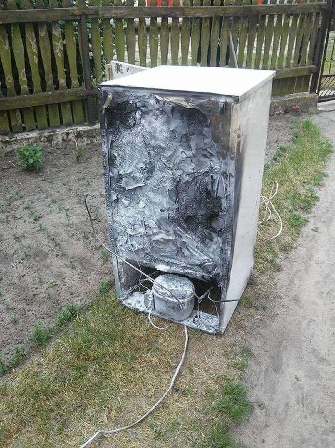 Na posesji wybuchł pożar. Interweniowali strażacy