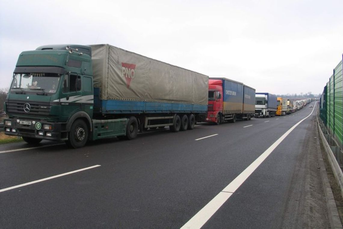 Na przejściach granicznych coraz dłuższe kolejki