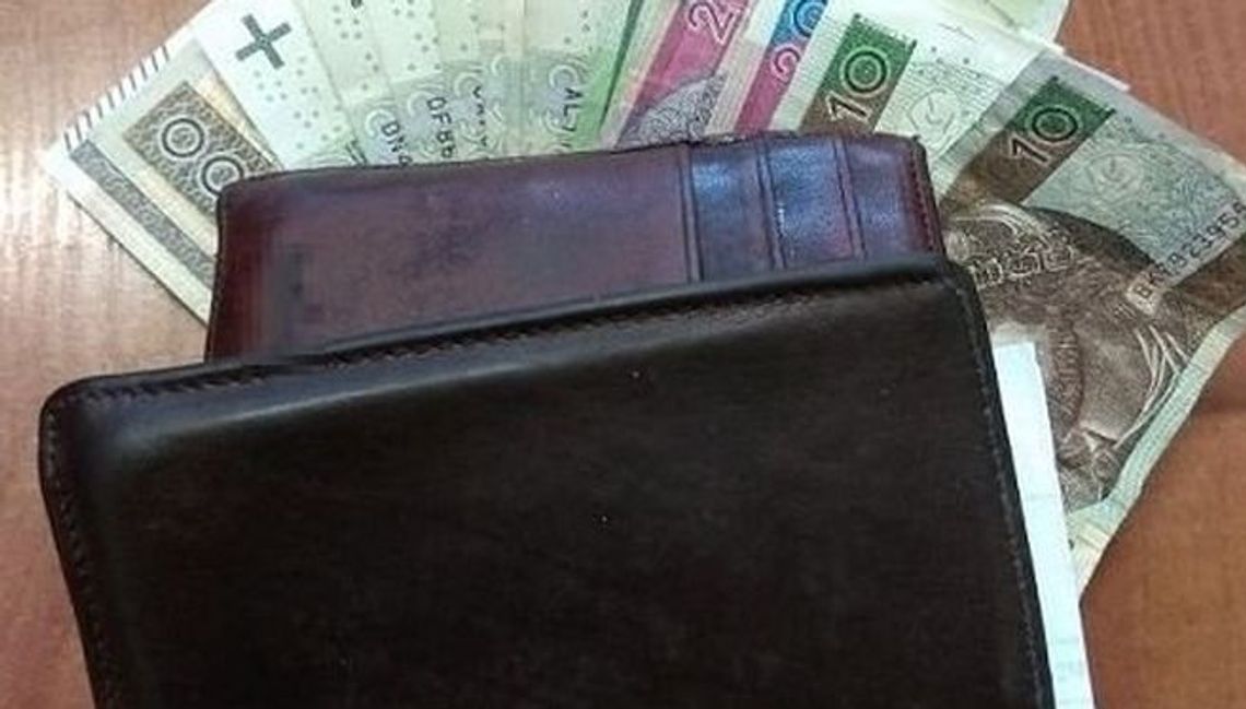 Na przystanku leżał portfel. W środku było 2 tysiące złotych