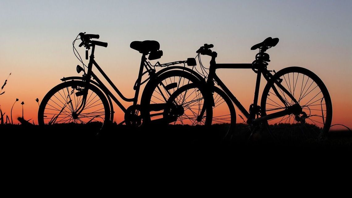 Na rowerze po drodze krajowej. Razem miały ponad 3 promile