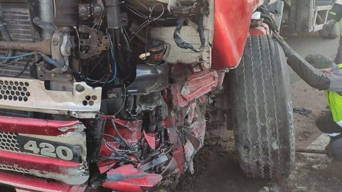 Na S12 koło Świdnika w ciężarówce pękła opona. Scania z impetem wjechała w bariery