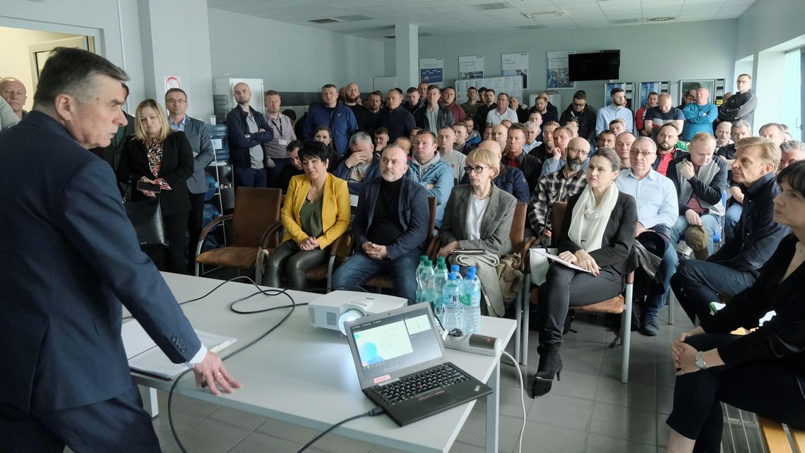 Na spotkaniu z wojewodą usłyszeli, że mogą się rejestrować w urzędach pracy. Pracownicy Sulzera jadą protestować do Warszawy Na spotkaniu z wojewodą usłyszeli, że mogą się rejestrować w urzędach pracy. Pracownicy Sulzera jadą protestować do Warszawy
