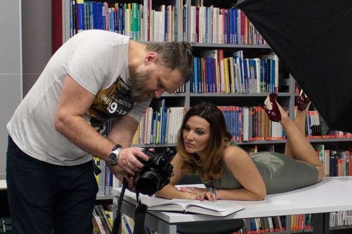 Na stole w bibliotece. Nietypowa sesja fotograficzna Na stole w bibliotece. Nietypowa sesja fotograficzna