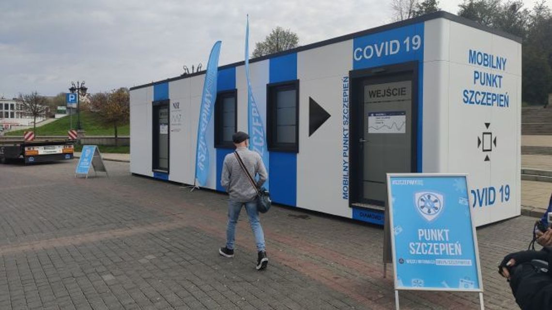 Na szczepienia od samego rana. Majówkowy punkt na pl. Zamkowym już czeka