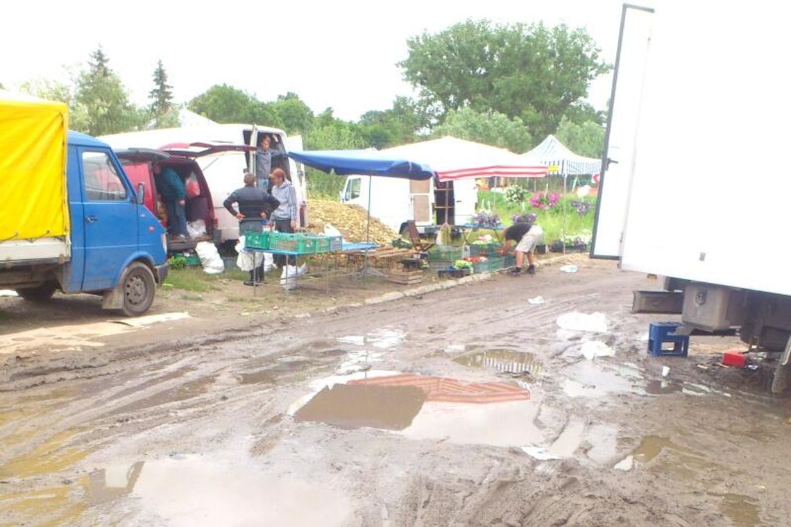 Na targ tylko w gumiakach. \"Jak w średniowieczu, wstyd\"