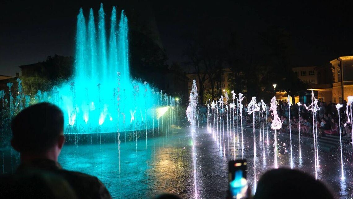 Na te pokazy czekają mieszkańcy. Fontanna multimedialna na Placu Litewskim otwiera sezon 
