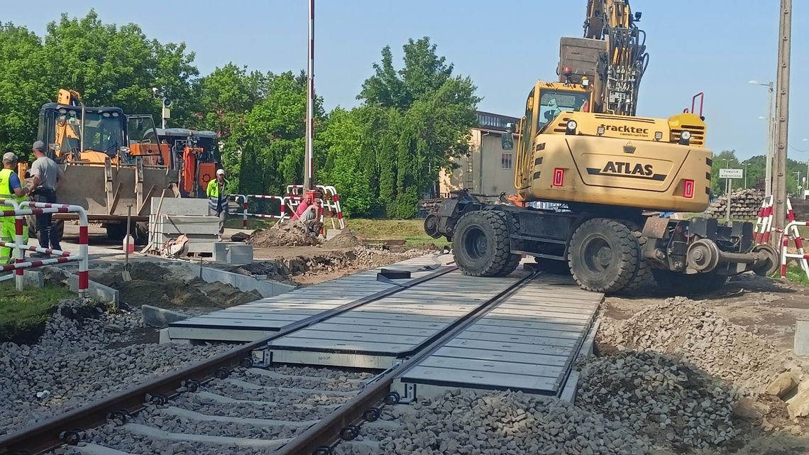 Na torach jeszcze coś robią. Przejazdu nie ma