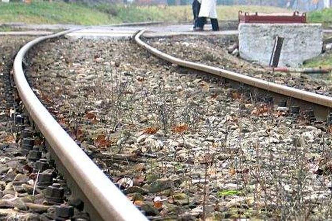 Na torach leżało ciało młodej kobiety