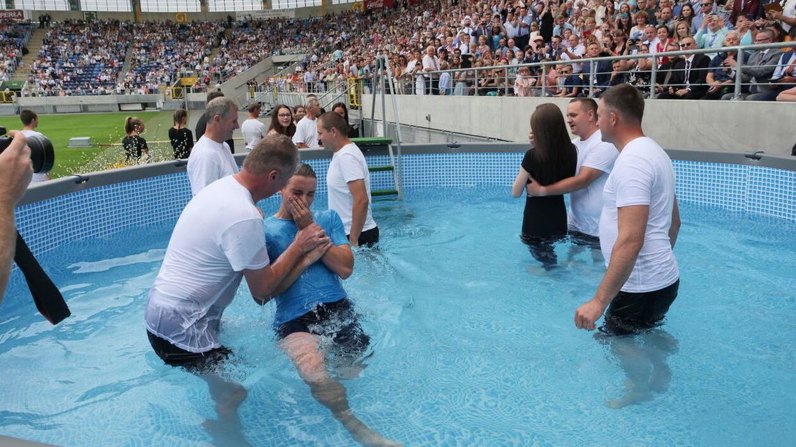 Na trybunach zamiast kibiców świadkowie Jehowy Na trybunach zamiast kibiców świadkowie Jehowy
