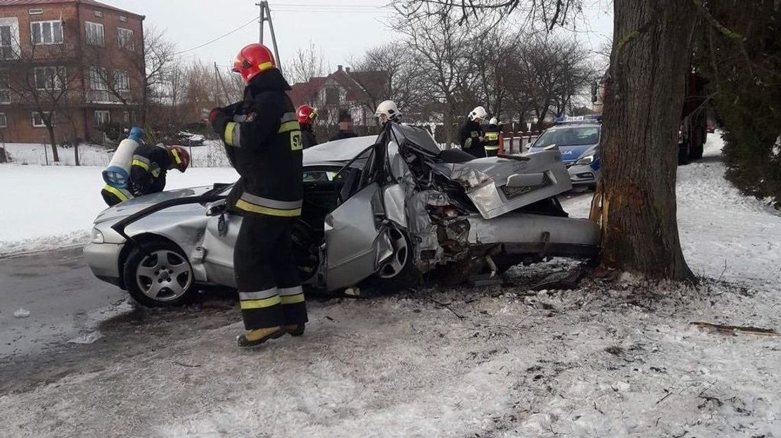 Na trzech łysych oponach i jednej letniej. 20-latek rozbił samochód na drzewie [zdjęcia]