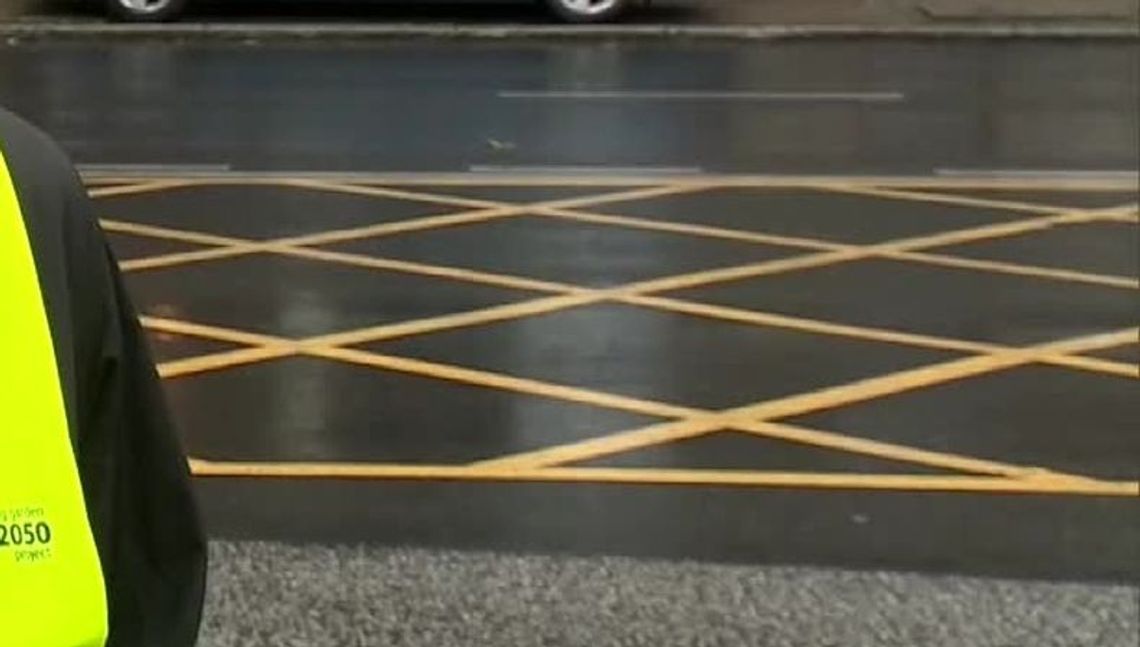 Na tych żółtych pasach nie można się zatrzymać. Pilotażowy program spodobał się kierowcom Na tych żółtych pasach nie można się zatrzymać. Pilotażowy program spodobał się kierowcom